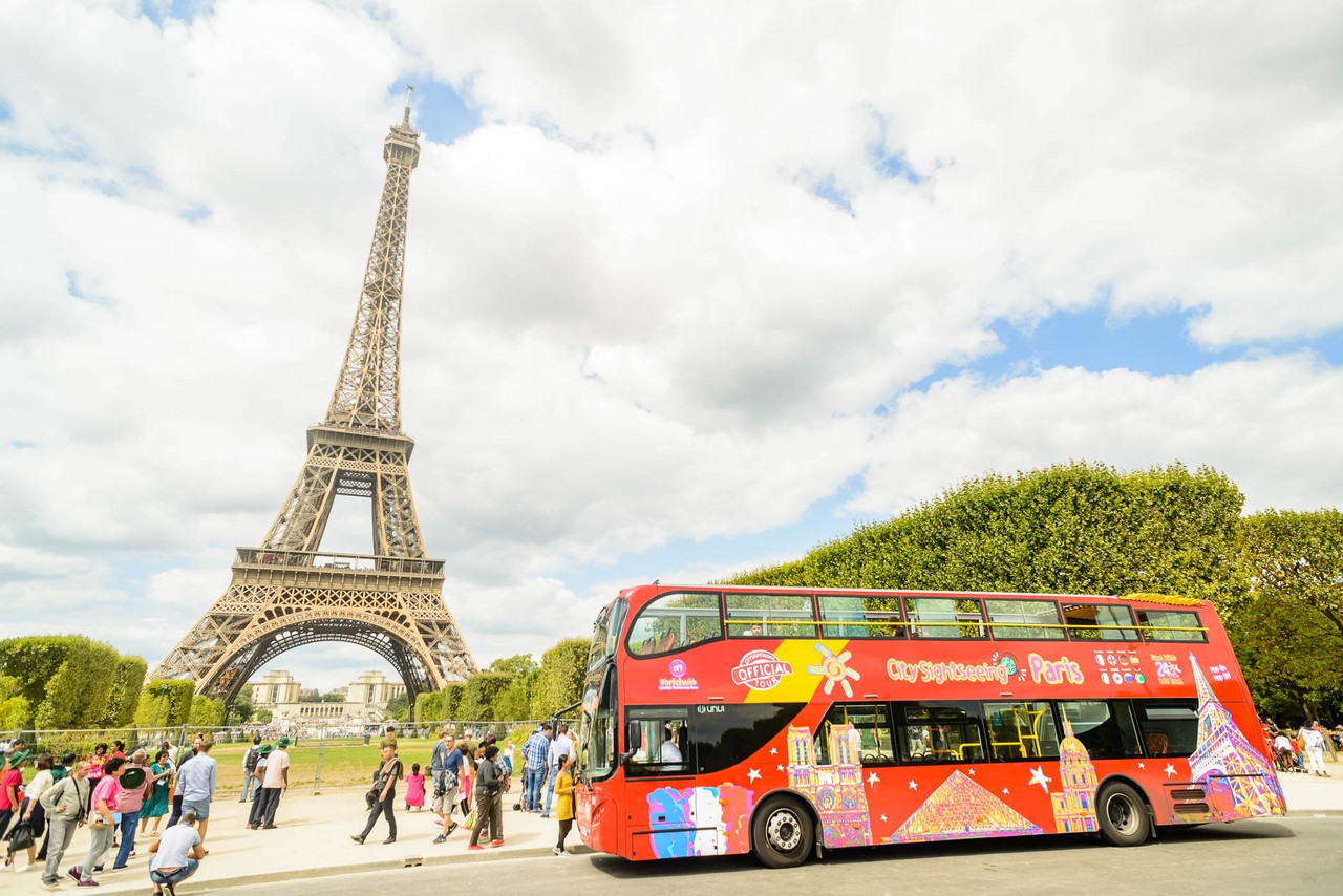 Экскурсионный. Hop on Hop off Париж. Автобус Сити тур Париж. City Sightseeing в Париже. Париж с автобусной экскурсии.