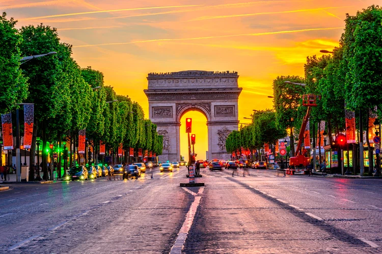 https://d2i7eq829tbbje.cloudfront.net/webp/medium/triomphe6_P_2270_c021e511-f8b9-45cc-9d1b-7b4c55eb84f1